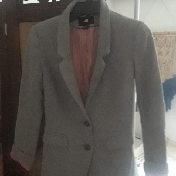 H&M Women's blazer. Size 4. Light gray. Patch elbow details on the sleeves. - Picture 4 of 5